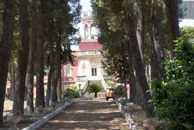 Via Camillo Rosalba, tra gru e natura la splendida ma inutilizzata Villa Costantino